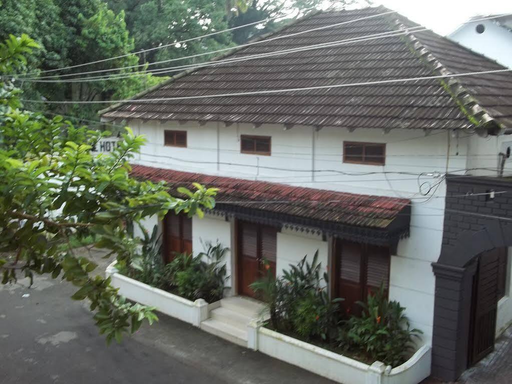 Oyo Home 63551 Pleasant Stay Near Fort Kochi Beach Exterior photo